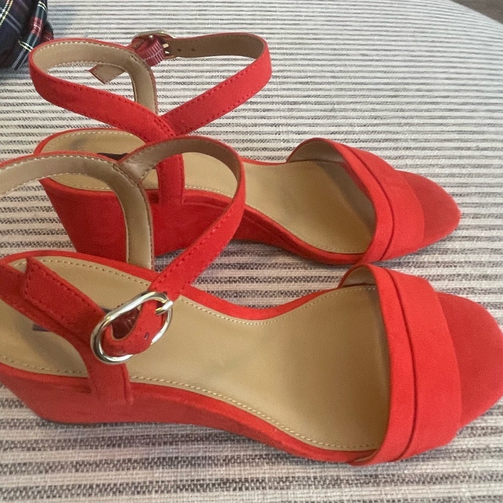 J. Crew Faux Suede Red Wedge Sandal Sz 7 New in Box - Picture 6 of 7